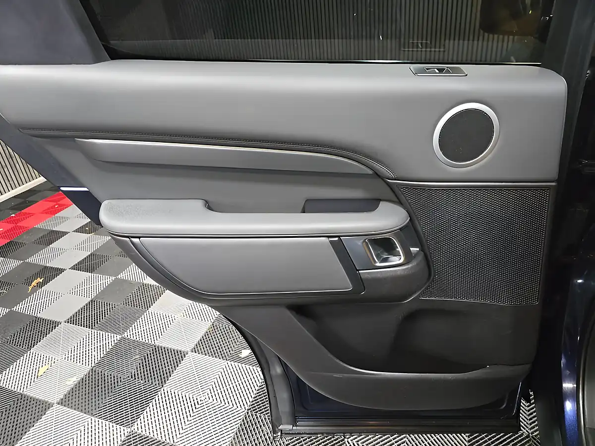 Used 2018 Land Rover Discovery Hse Blue - Interior and Exterior details 13