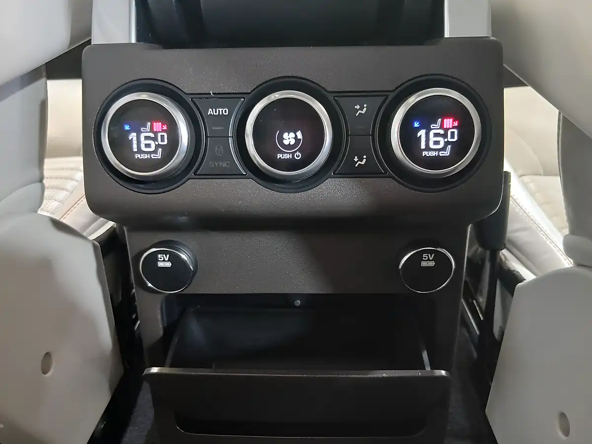 Used 2018 Land Rover Discovery Hse Blue - Interior and Exterior details 17