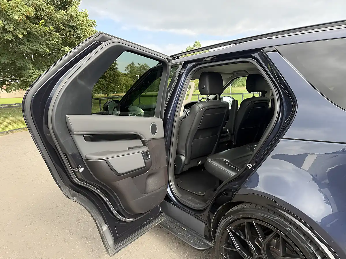 Used 2018 Land Rover Discovery Hse Blue - Interior and Exterior details 11
