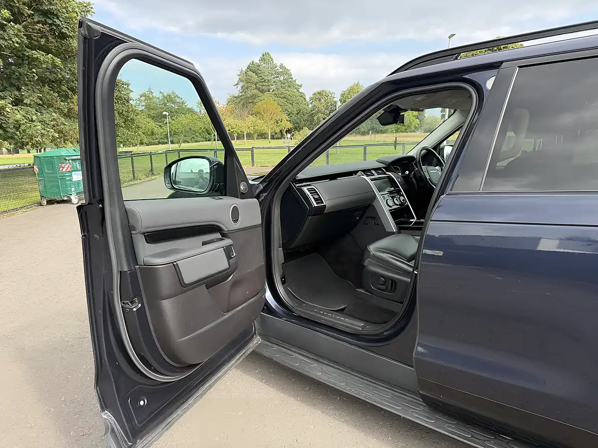 Used 2018 Land Rover Discovery Hse Blue - Interior and Exterior details 12