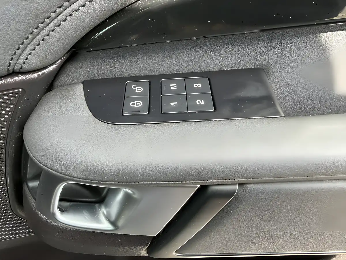Used 2018 Land Rover Discovery Hse Blue - Interior and Exterior details 14