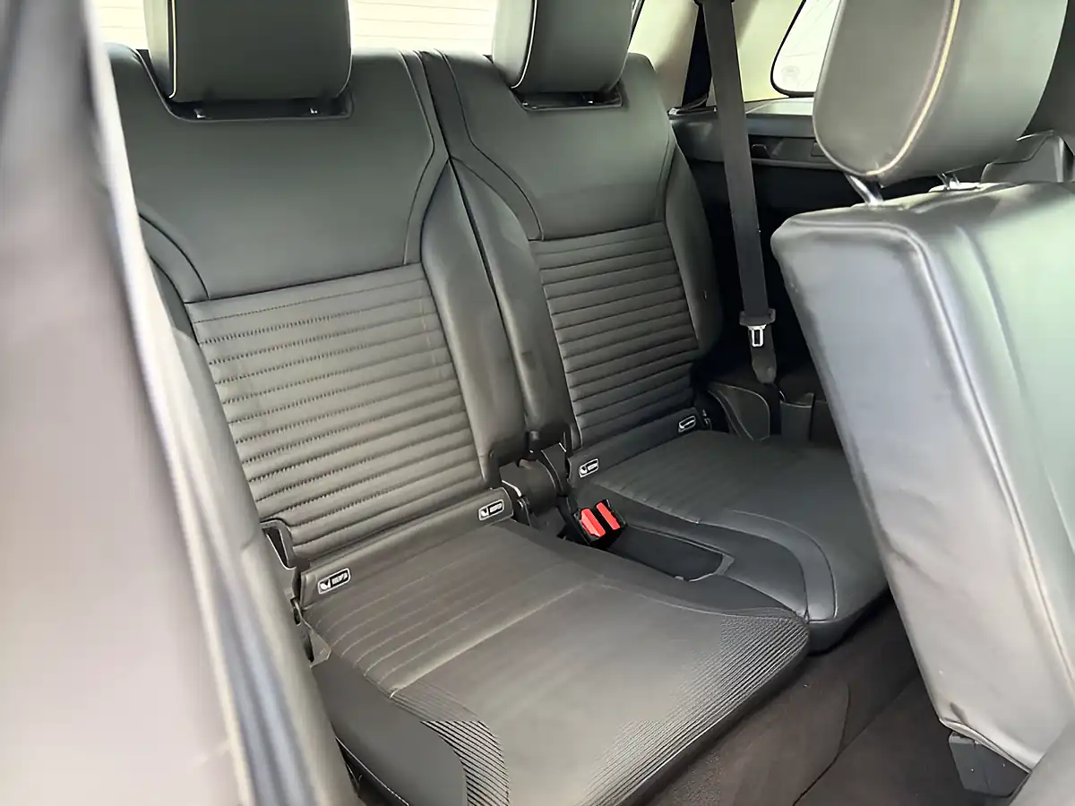 Used 2018 Land Rover Discovery Hse Carpathian Grey - Interior and Exterior details 12