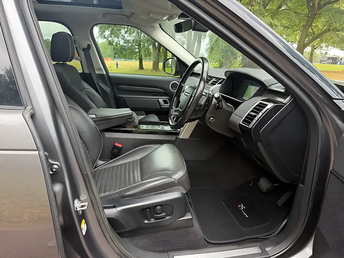 Used 2018 Land Rover Discovery Hse Grey - Interior and Exterior details 10