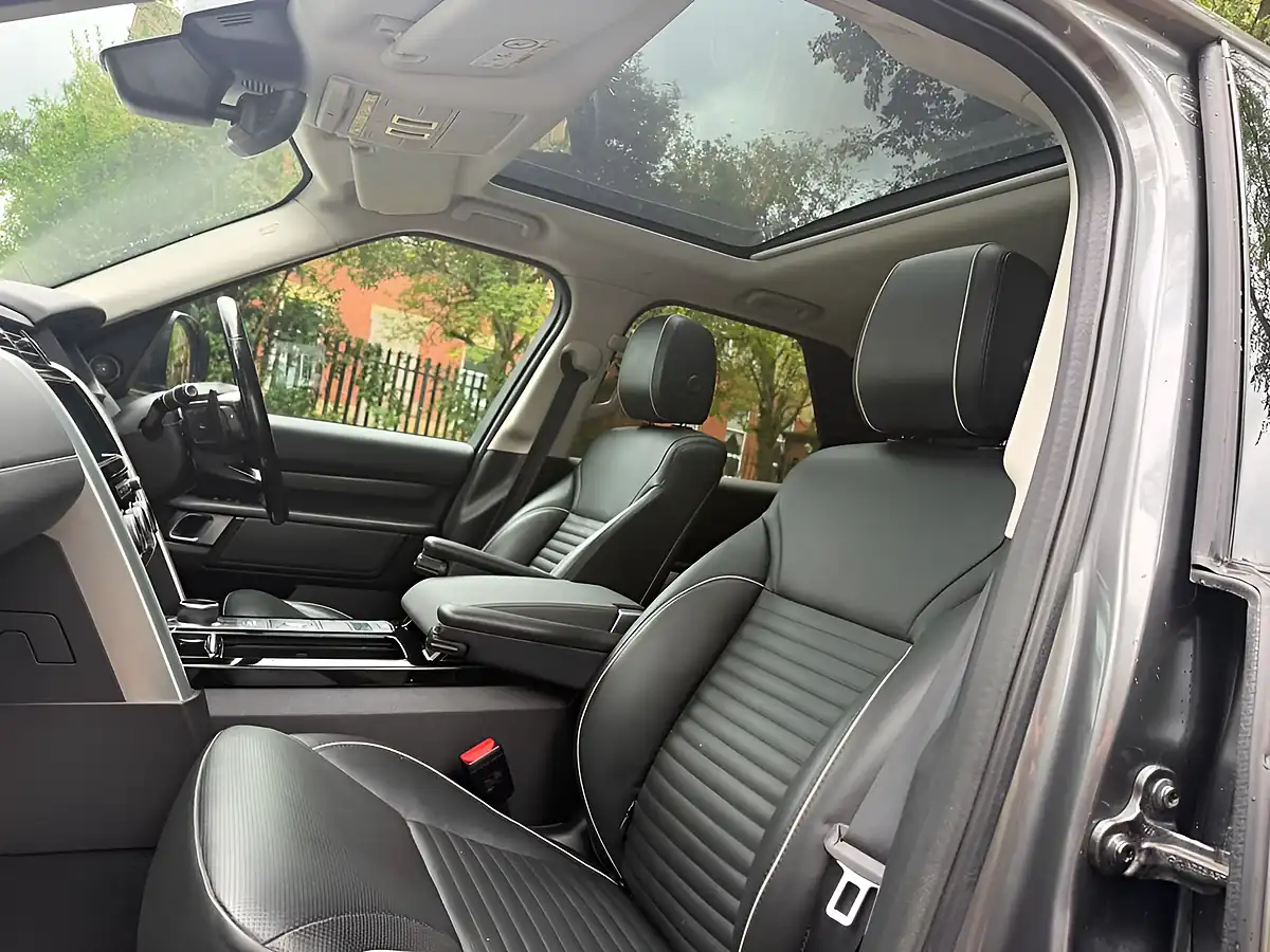 Used 2018 Land Rover Discovery Hse Grey - Interior and Exterior details 12