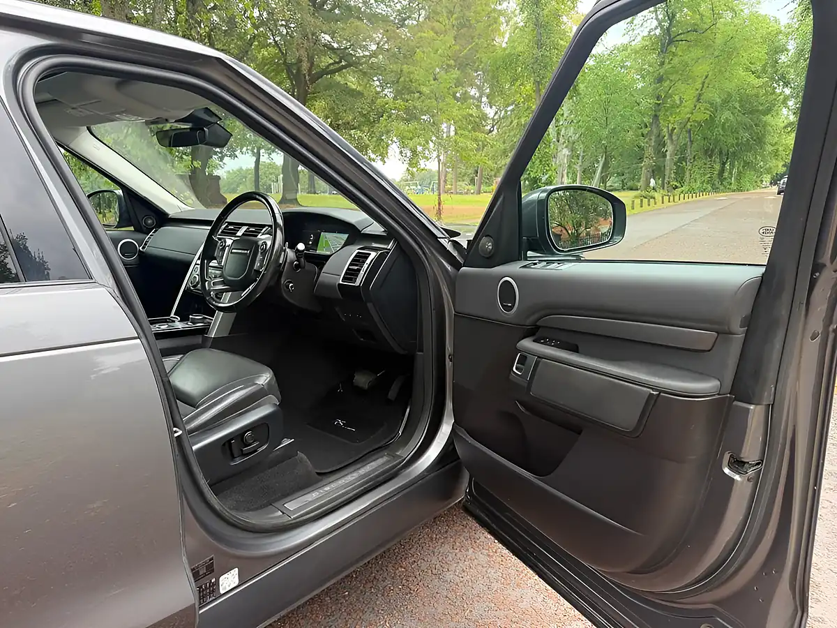 Used 2018 Land Rover Discovery Hse Grey - Interior and Exterior details 9