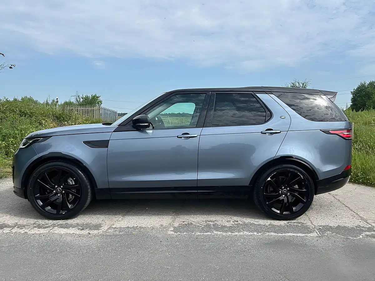 Used 2018 Land Rover Discovery Hse Luxury Blue - Interior and Exterior details 5