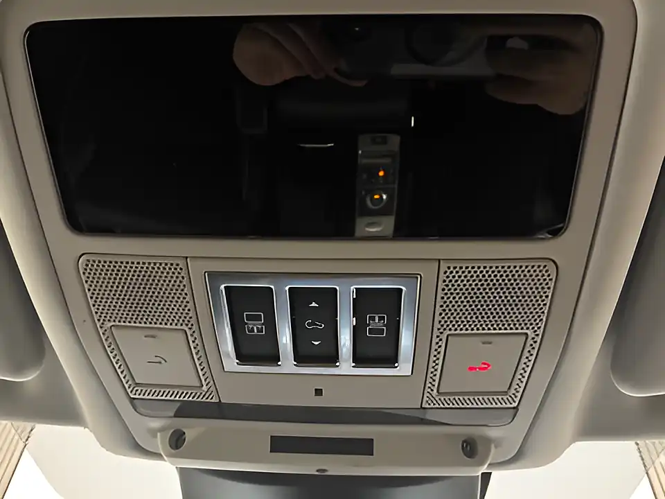 Used 2018 Land Rover Discovery Hse Luxury Blue - Interior and Exterior details 12