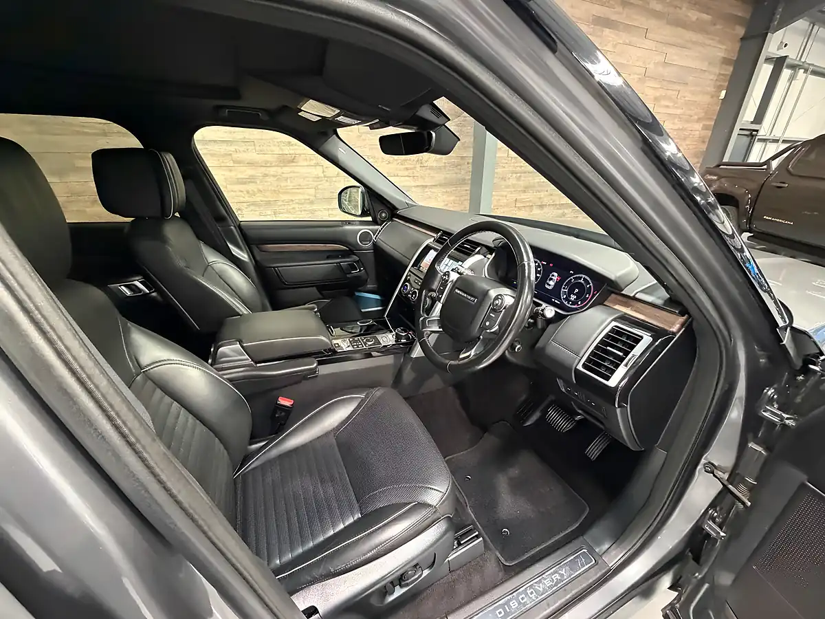 Used 2018 Land Rover Discovery Hse Luxury Grey - Interior and Exterior details 7