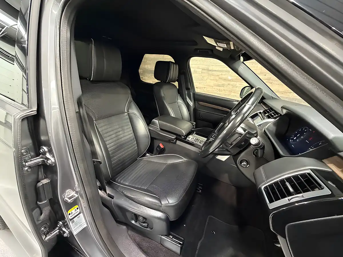 Used 2018 Land Rover Discovery Hse Luxury Grey - Interior and Exterior details 8