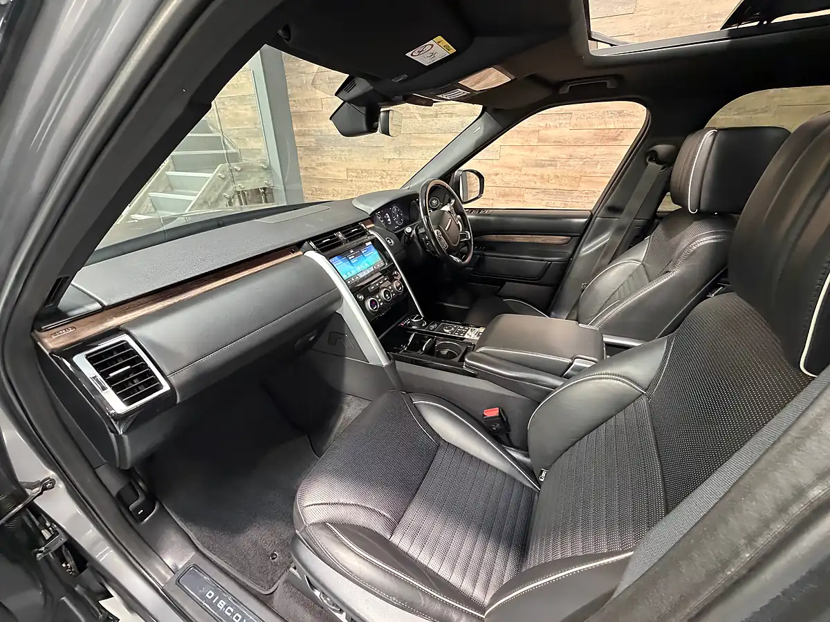 Used 2018 Land Rover Discovery Hse Luxury Grey - Interior and Exterior details 9