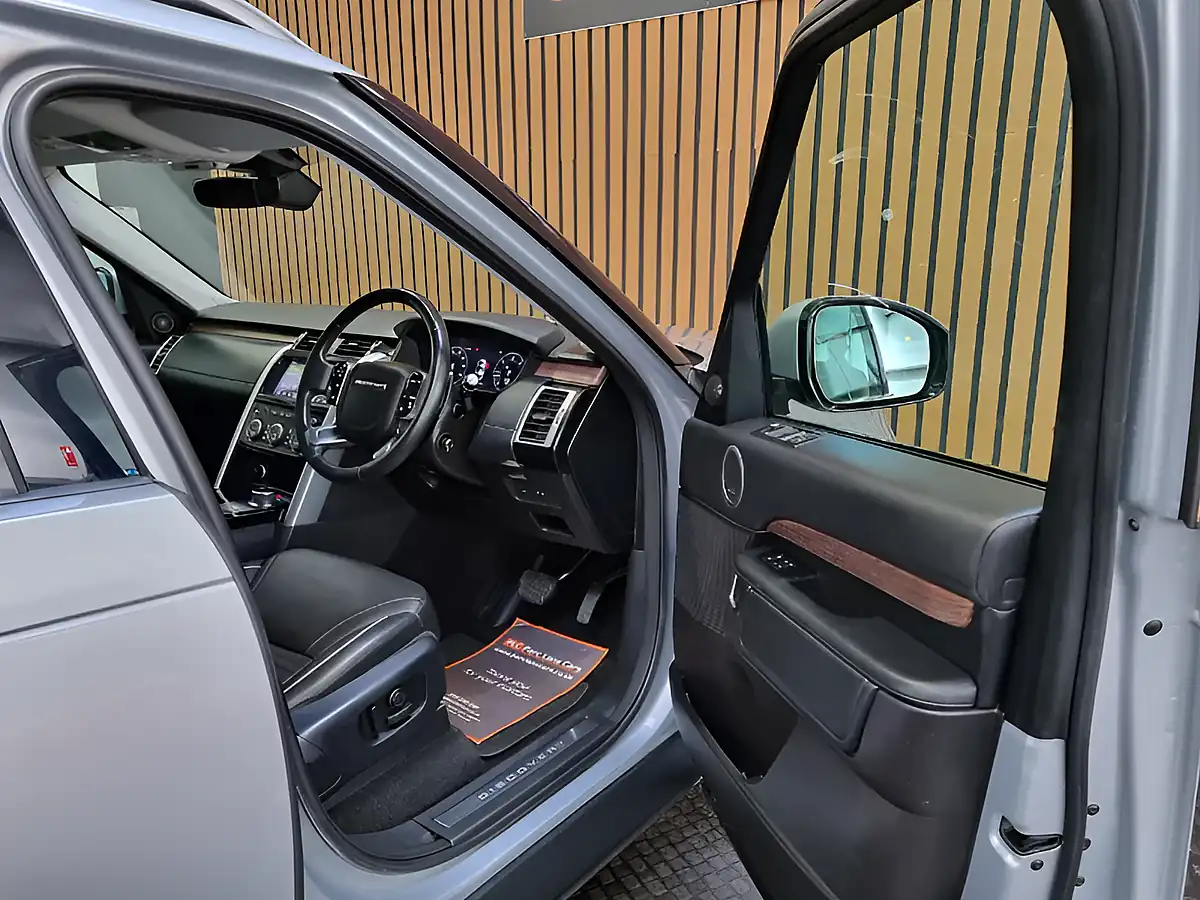 Used 2018 Land Rover Discovery Hse Luxury Indus Silver - Interior and Exterior details 10
