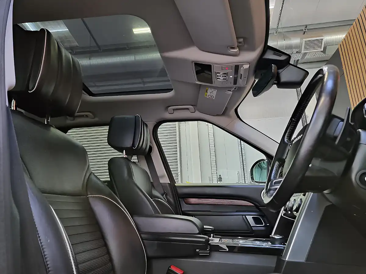 Used 2018 Land Rover Discovery Hse Luxury Indus Silver - Interior and Exterior details 11