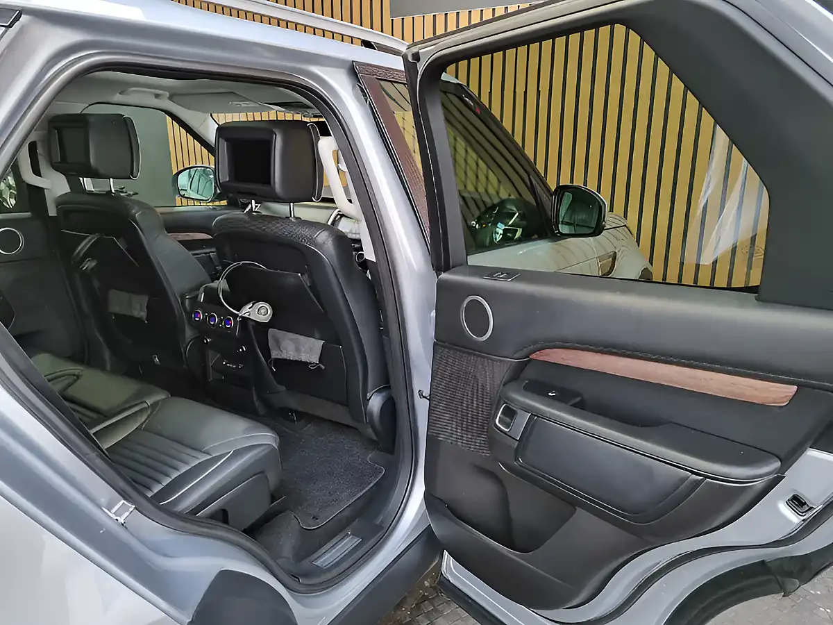Used 2018 Land Rover Discovery Hse Luxury Indus Silver - Interior and Exterior details 13