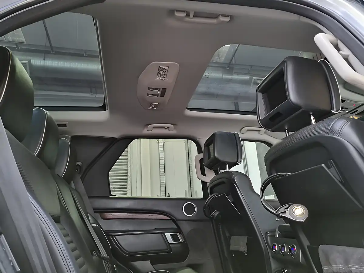 Used 2018 Land Rover Discovery Hse Luxury Indus Silver - Interior and Exterior details 14