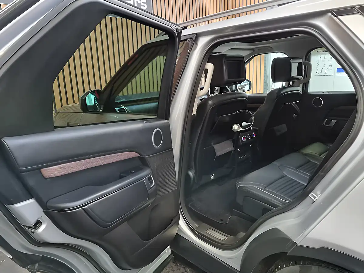 Used 2018 Land Rover Discovery Hse Luxury Indus Silver - Interior and Exterior details 15