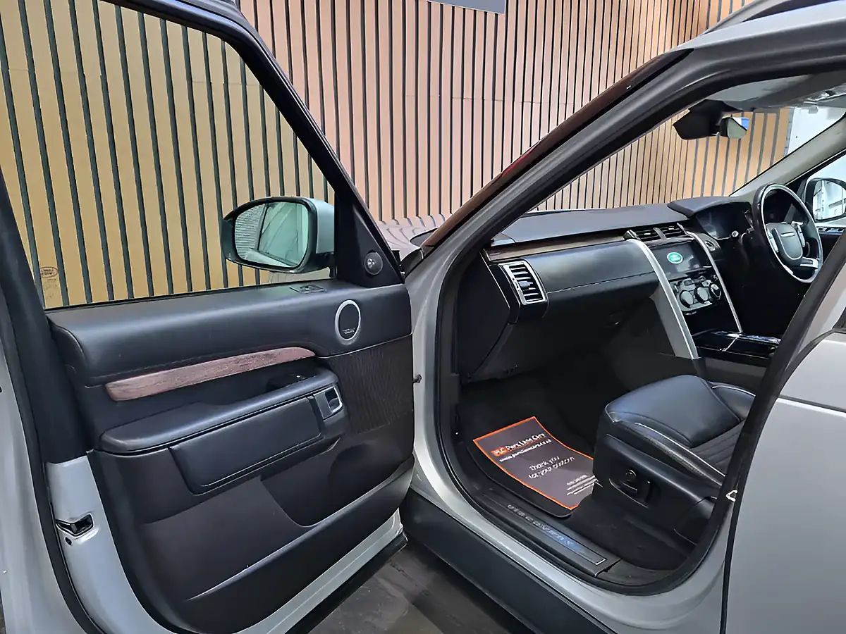 Used 2018 Land Rover Discovery Hse Luxury Indus Silver - Interior and Exterior details 17