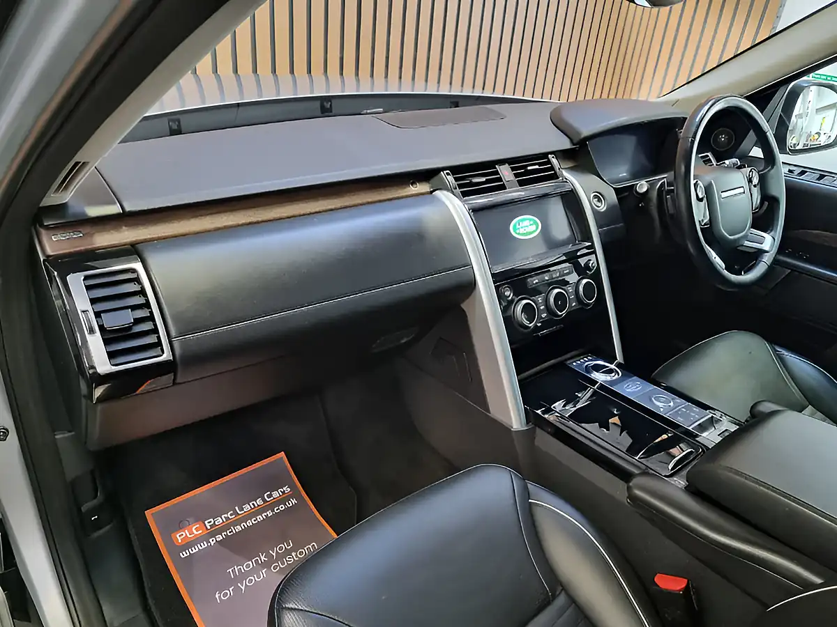 Used 2018 Land Rover Discovery Hse Luxury Indus Silver - Interior and Exterior details 18
