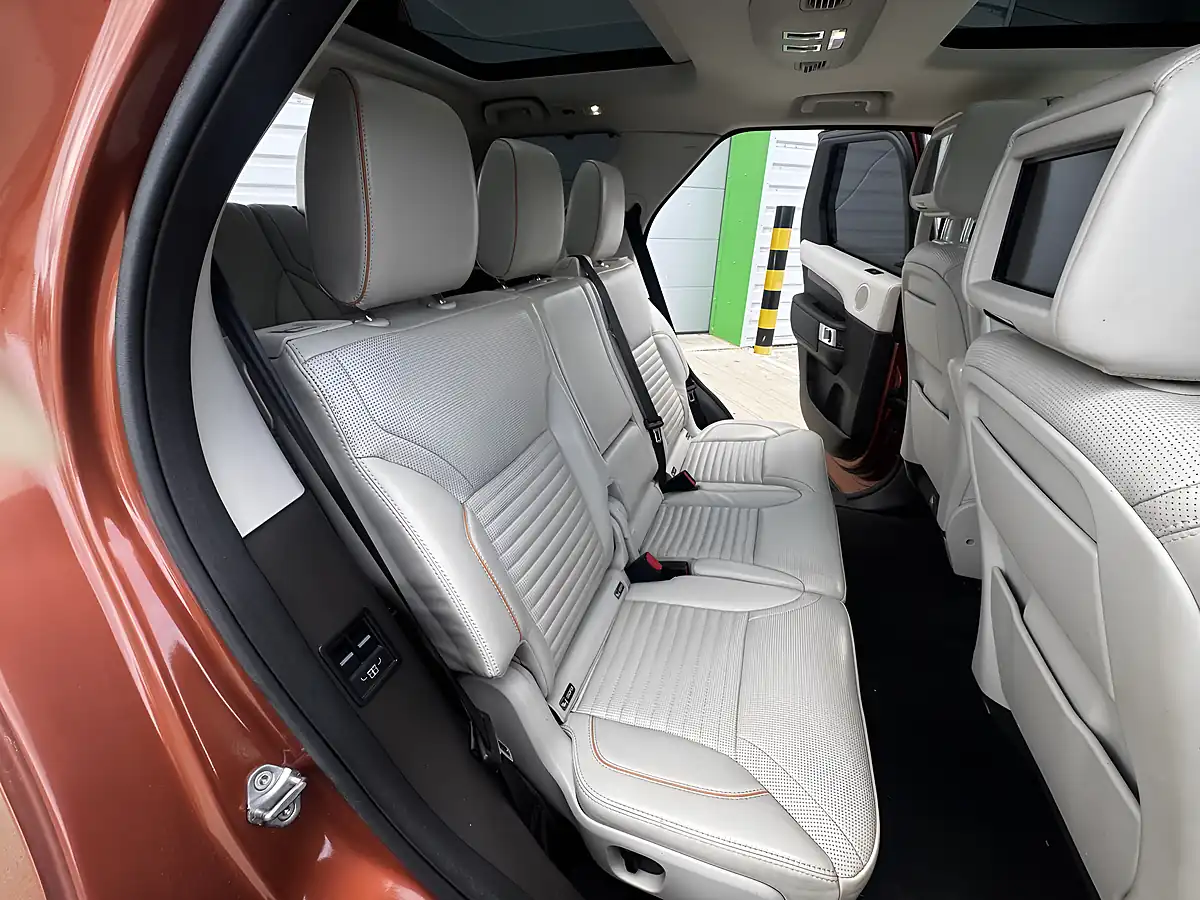 Used 2018 Land Rover Discovery Hse Luxury Orange - Interior and Exterior details 11