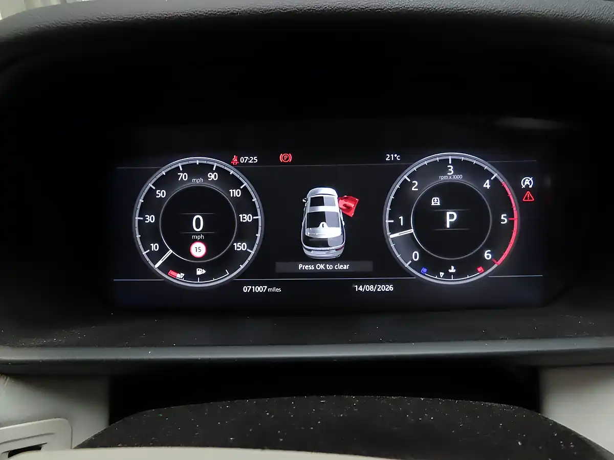 Used 2018 Land Rover Discovery Hse Luxury White - Interior and Exterior details 13