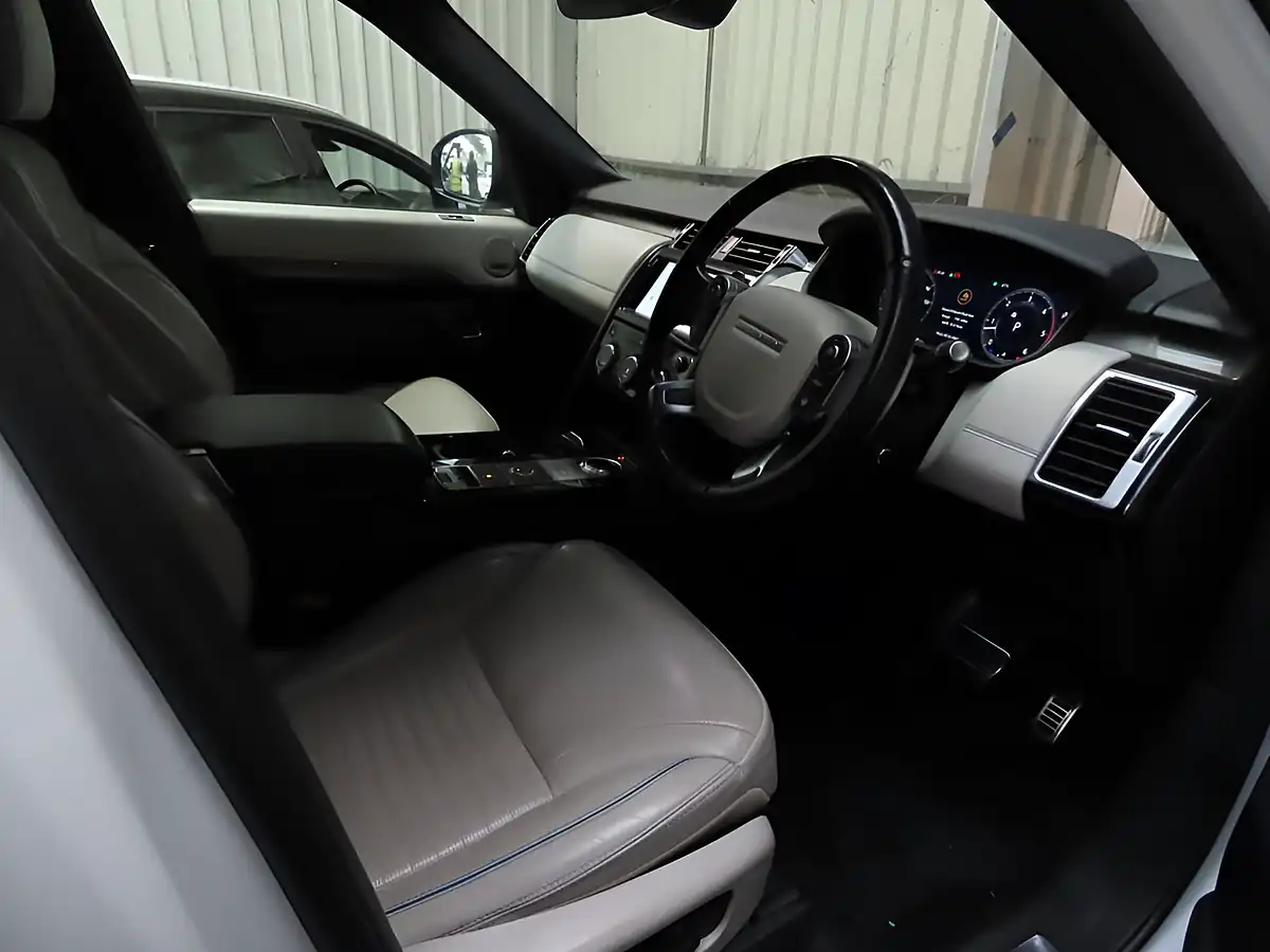Used 2018 Land Rover Discovery Hse Luxury White - Interior and Exterior details 5