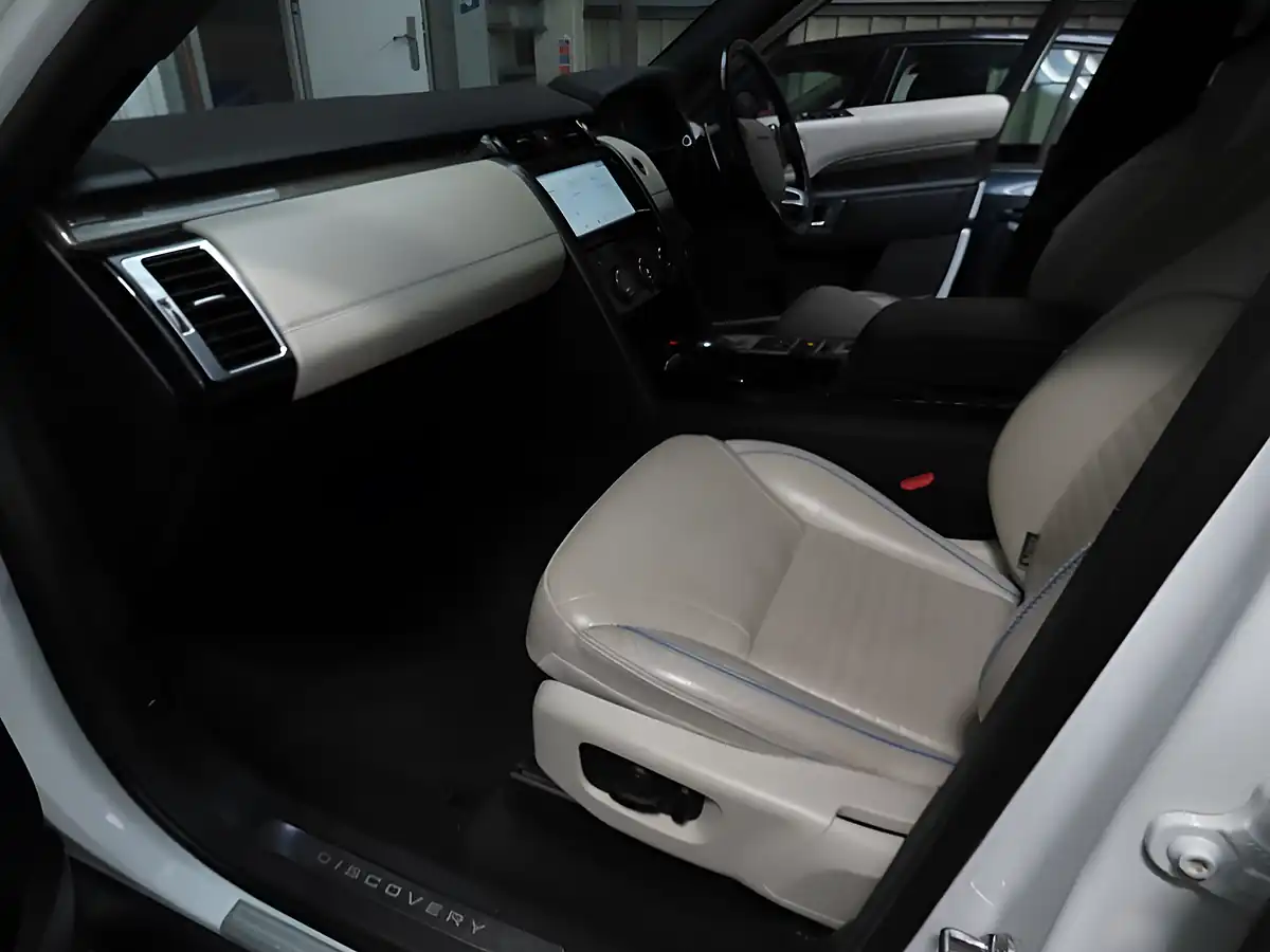 Used 2018 Land Rover Discovery Hse Luxury White - Interior and Exterior details 6