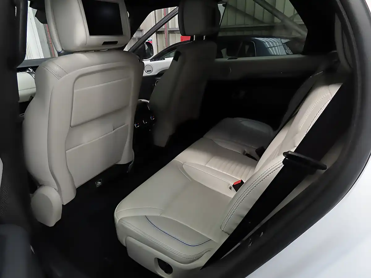 Used 2018 Land Rover Discovery Hse Luxury White - Interior and Exterior details 7