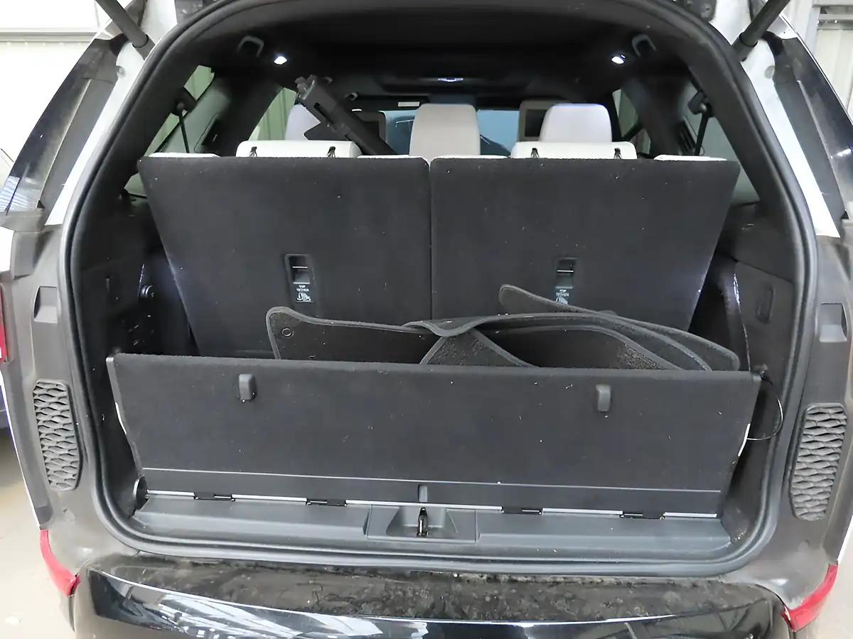 Used 2018 Land Rover Discovery Hse Luxury White - Interior and Exterior details 8