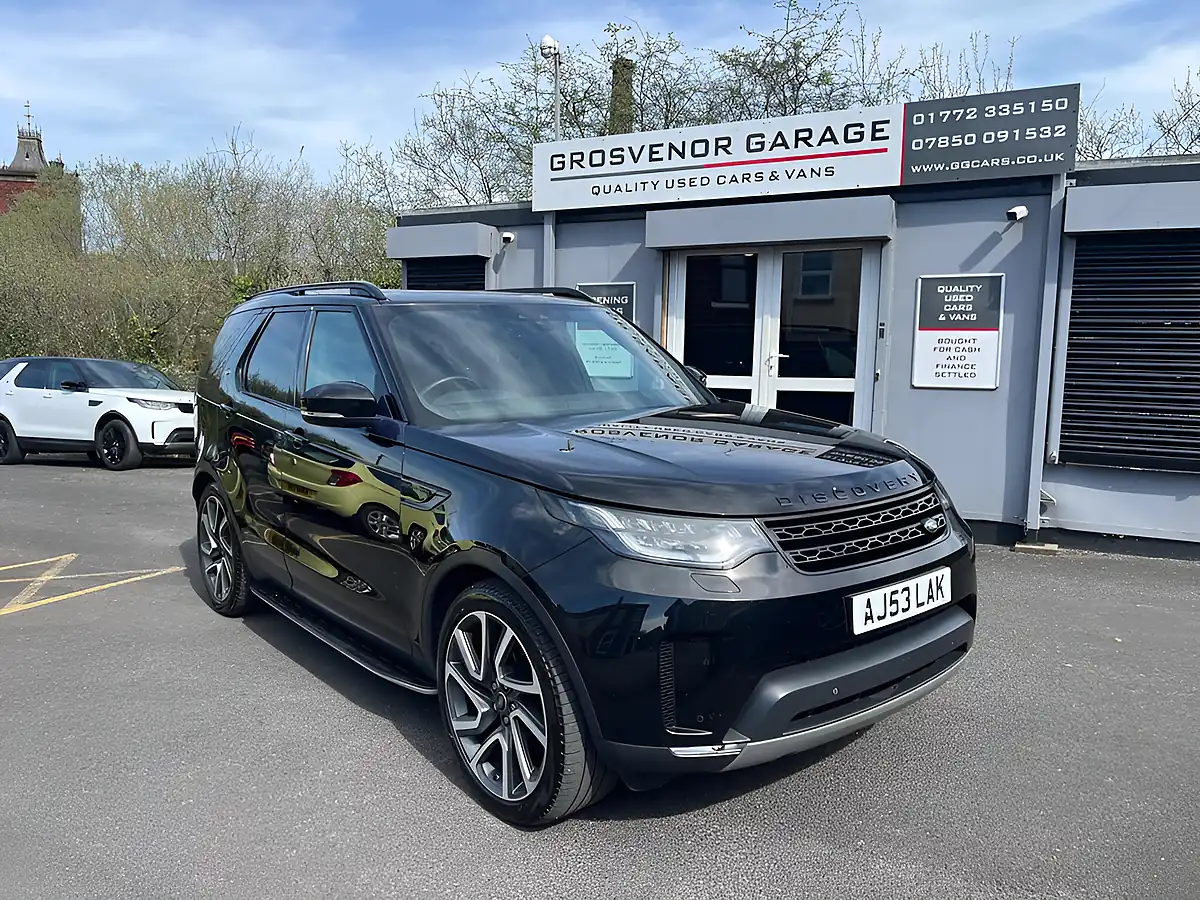 Used 2018 Land Rover Discovery Hse Santorini Black - Front View