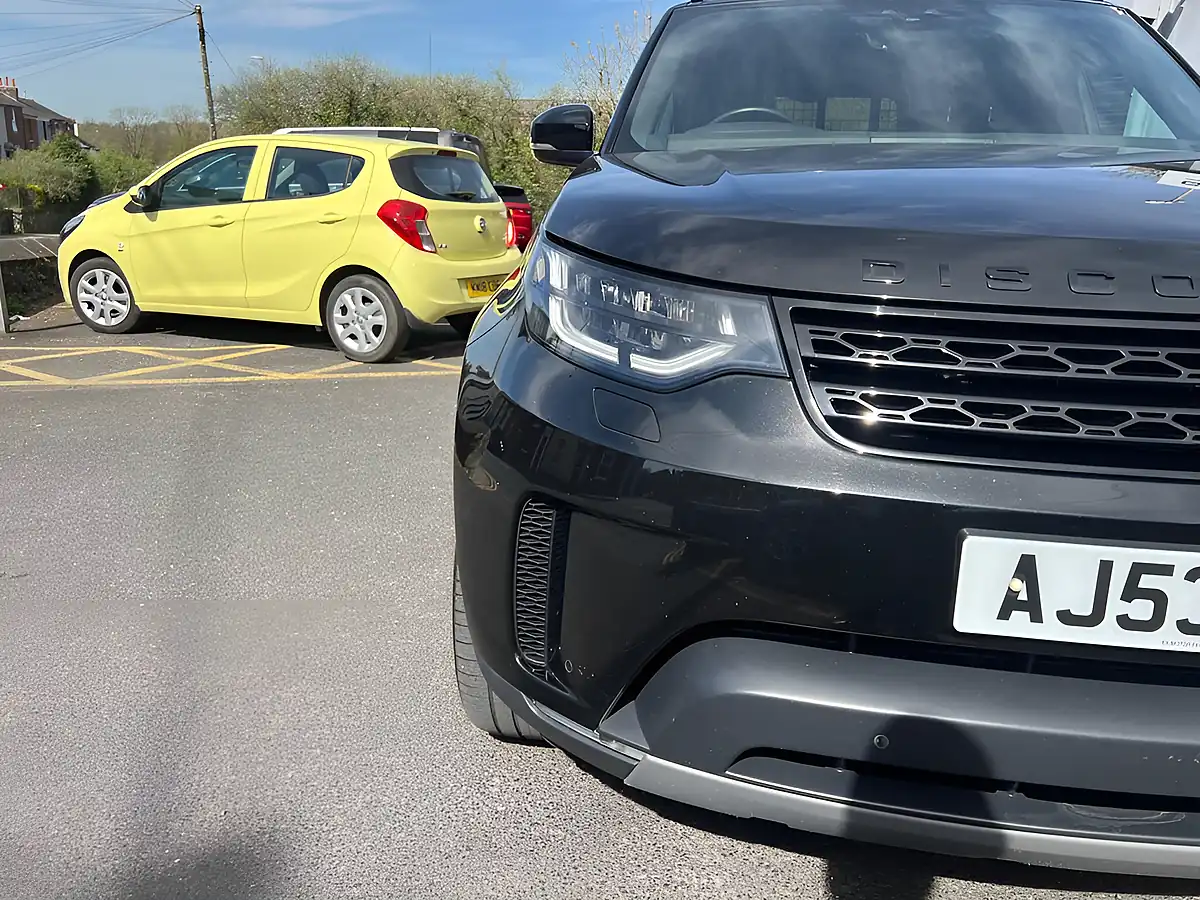 Used 2018 Land Rover Discovery Hse Santorini Black - Interior and Exterior details 10