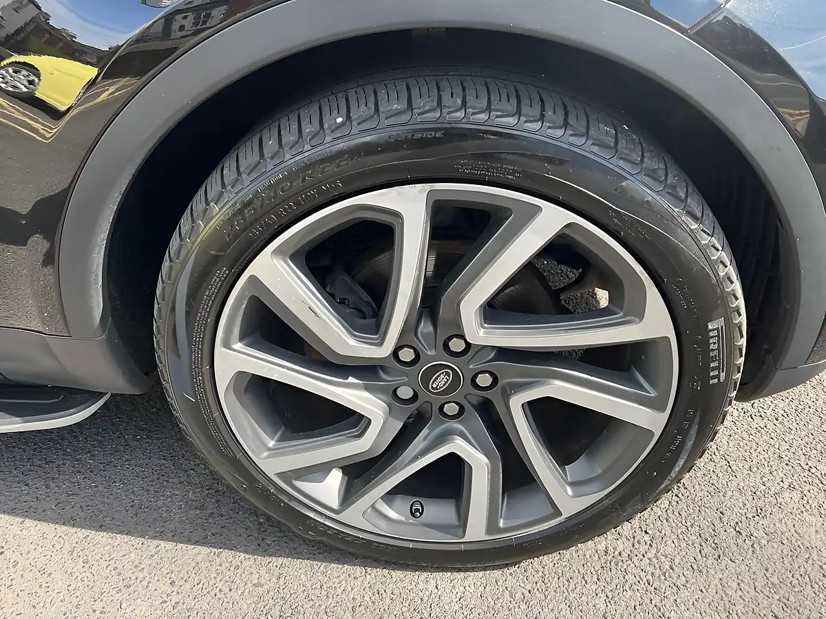Used 2018 Land Rover Discovery Hse Santorini Black - Interior and Exterior details 14