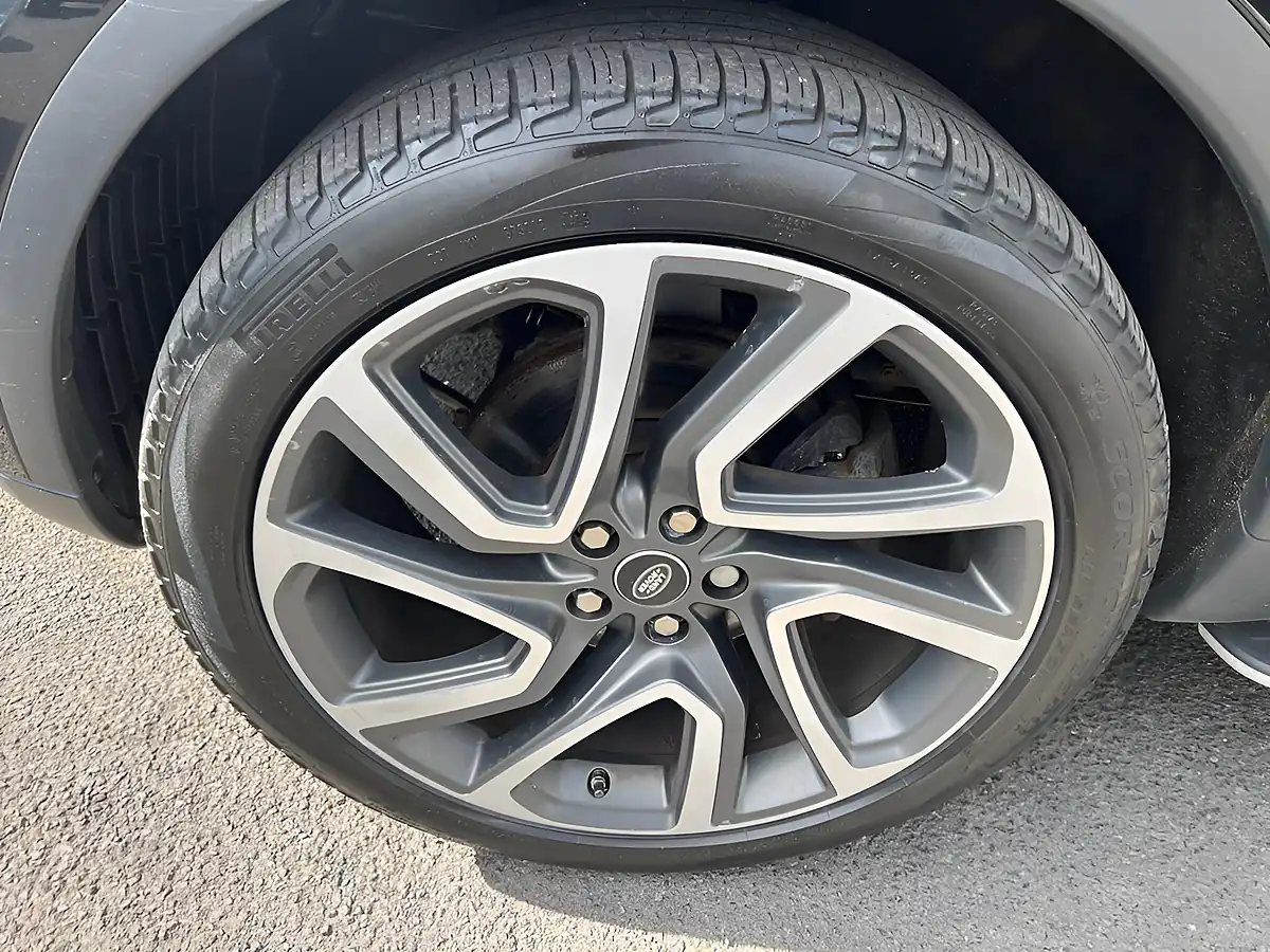 Used 2018 Land Rover Discovery Hse Santorini Black - Interior and Exterior details 15