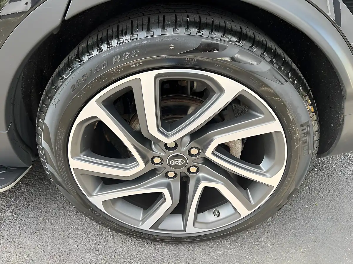 Used 2018 Land Rover Discovery Hse Santorini Black - Interior and Exterior details 16