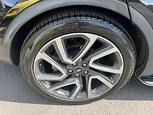 Used 2018 Land Rover Discovery Hse Santorini Black - Interior and Exterior details 17