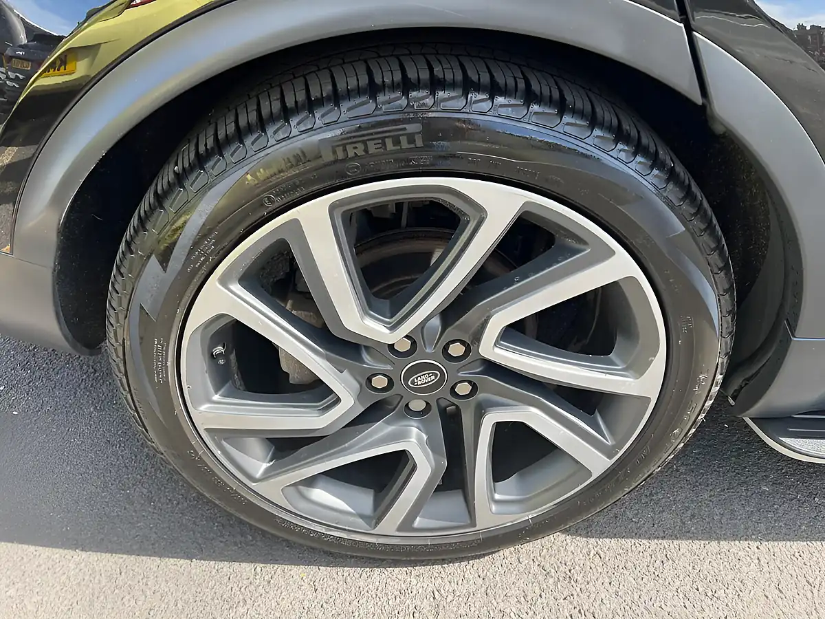 Used 2018 Land Rover Discovery Hse Santorini Black - Interior and Exterior details 17