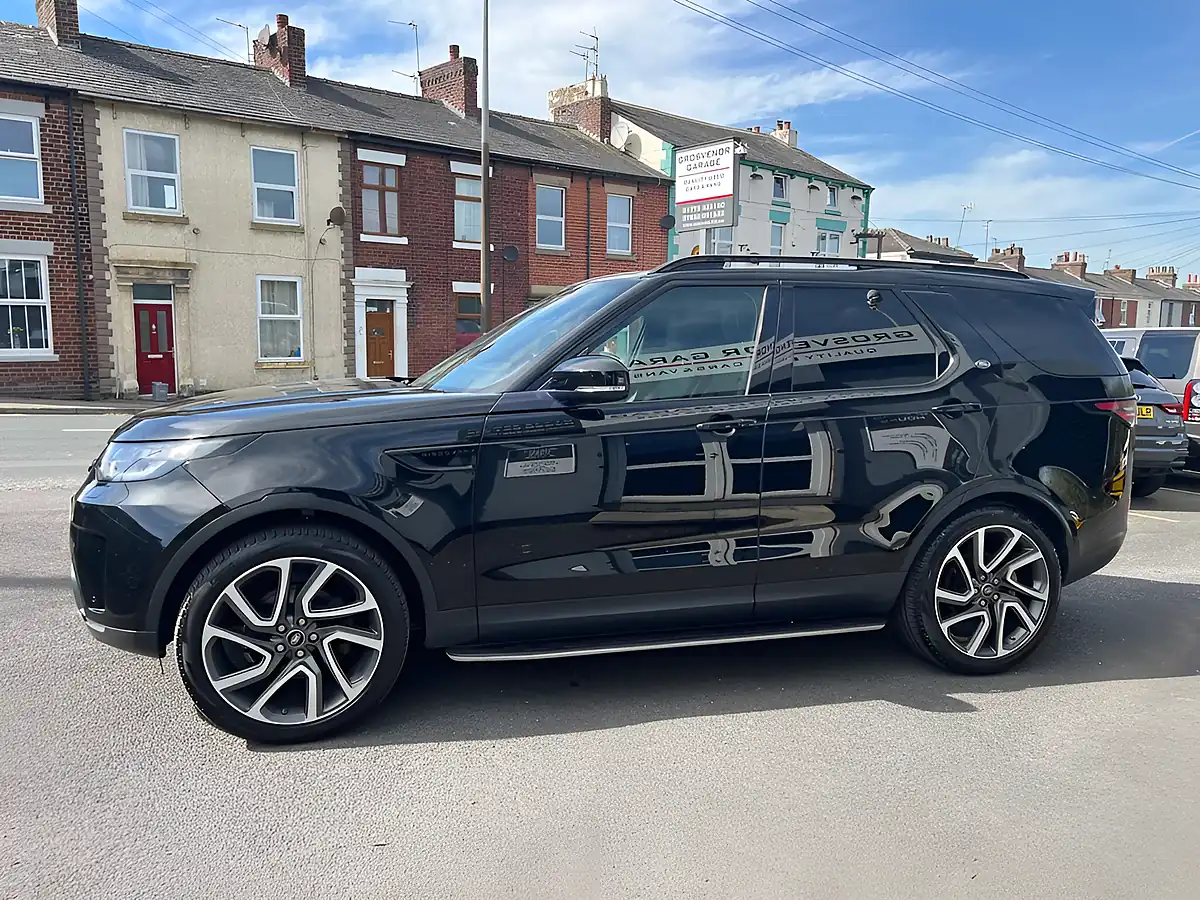 Used 2018 Land Rover Discovery Hse Santorini Black - Interior and Exterior details 4