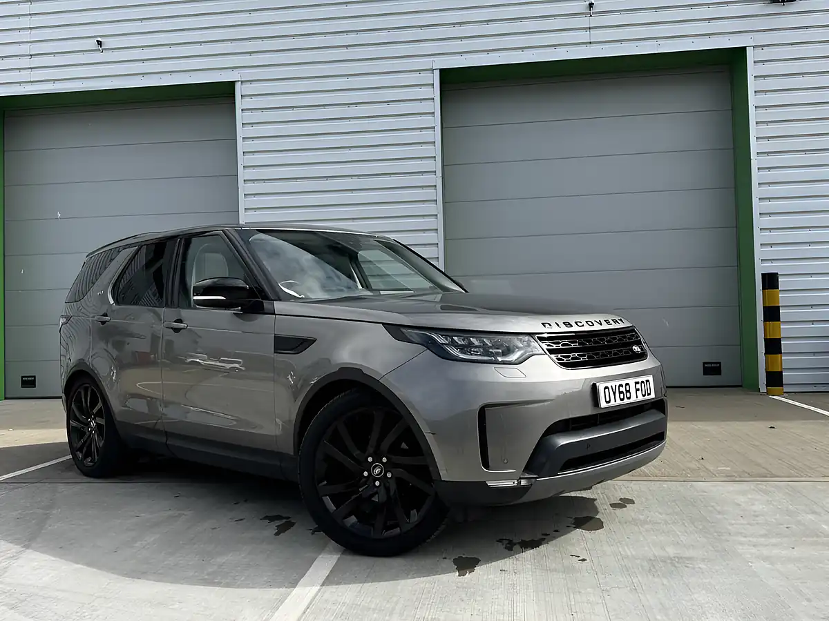 Used 2018 Land Rover Discovery Hse Silver - Front View