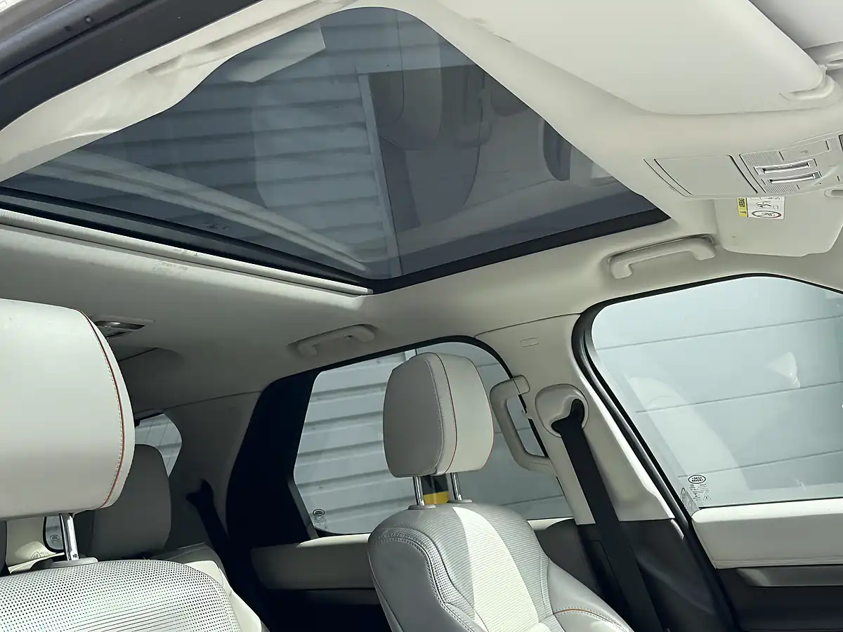 Used 2018 Land Rover Discovery Hse Silver - Interior and Exterior details 11