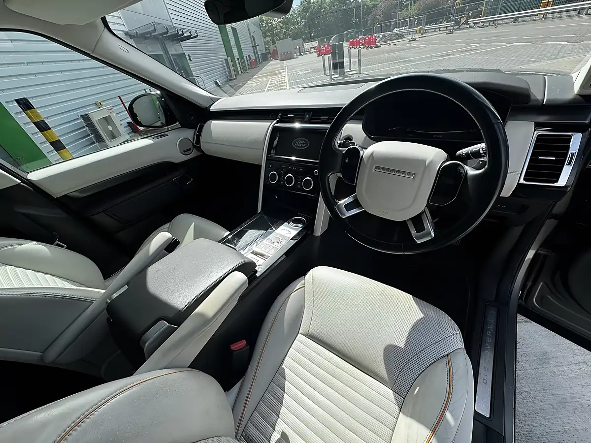 Used 2018 Land Rover Discovery Hse Silver - Interior and Exterior details 12