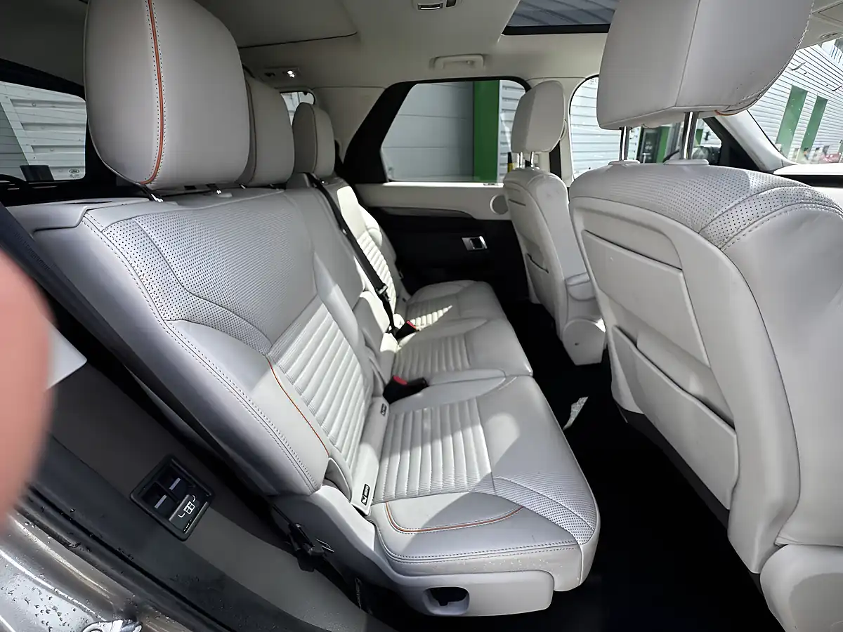 Used 2018 Land Rover Discovery Hse Silver - Interior and Exterior details 13