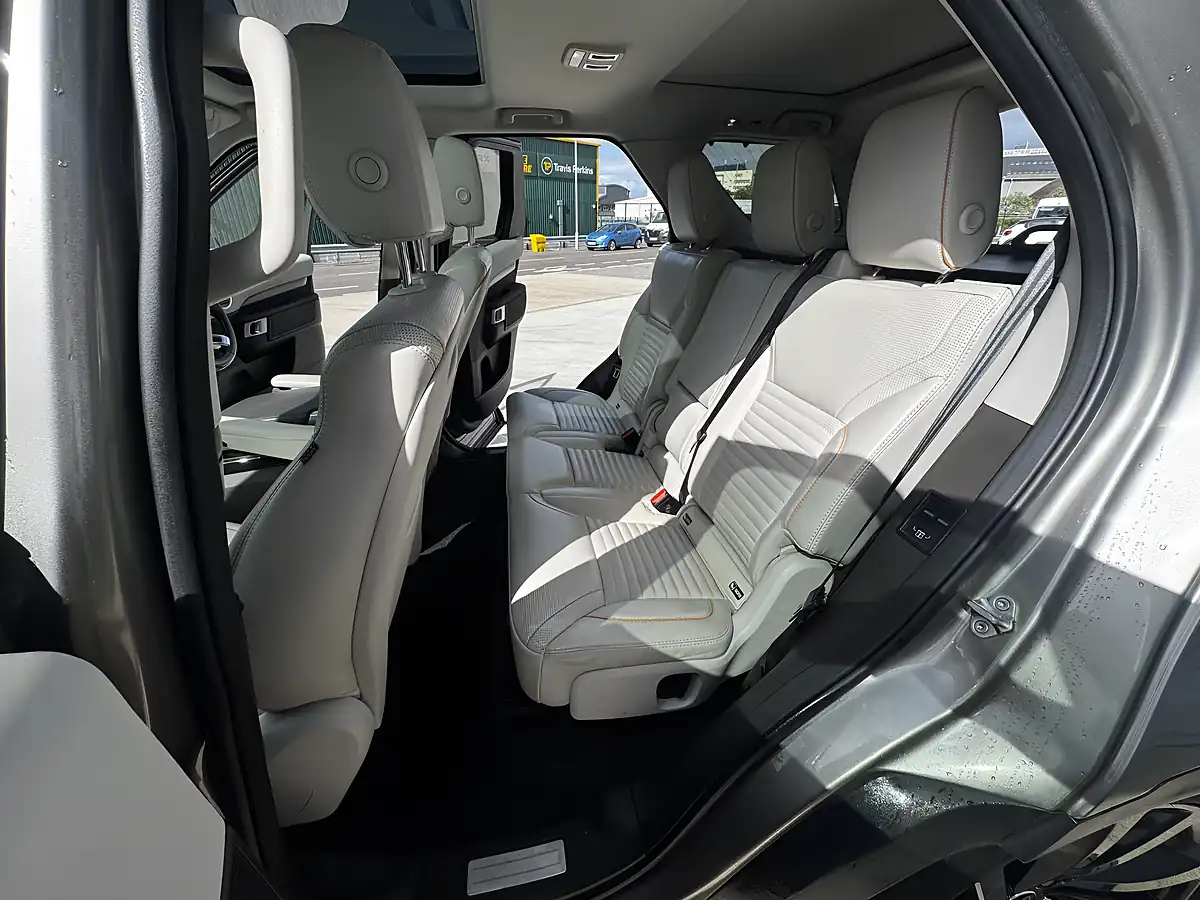Used 2018 Land Rover Discovery Hse Silver - Interior and Exterior details 14