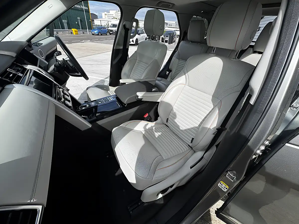 Used 2018 Land Rover Discovery Hse Silver - Interior and Exterior details 15
