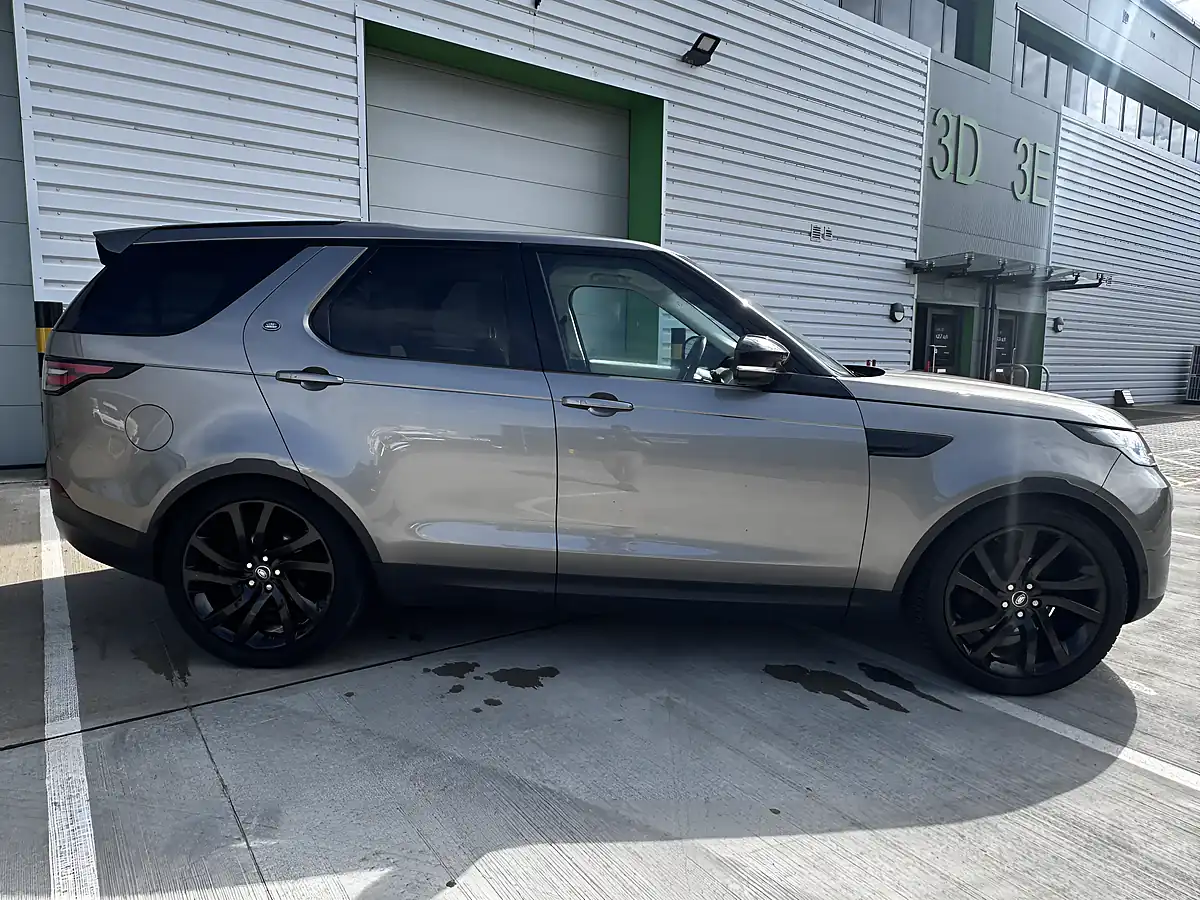 Used 2018 Land Rover Discovery Hse Silver - Interior and Exterior details 9
