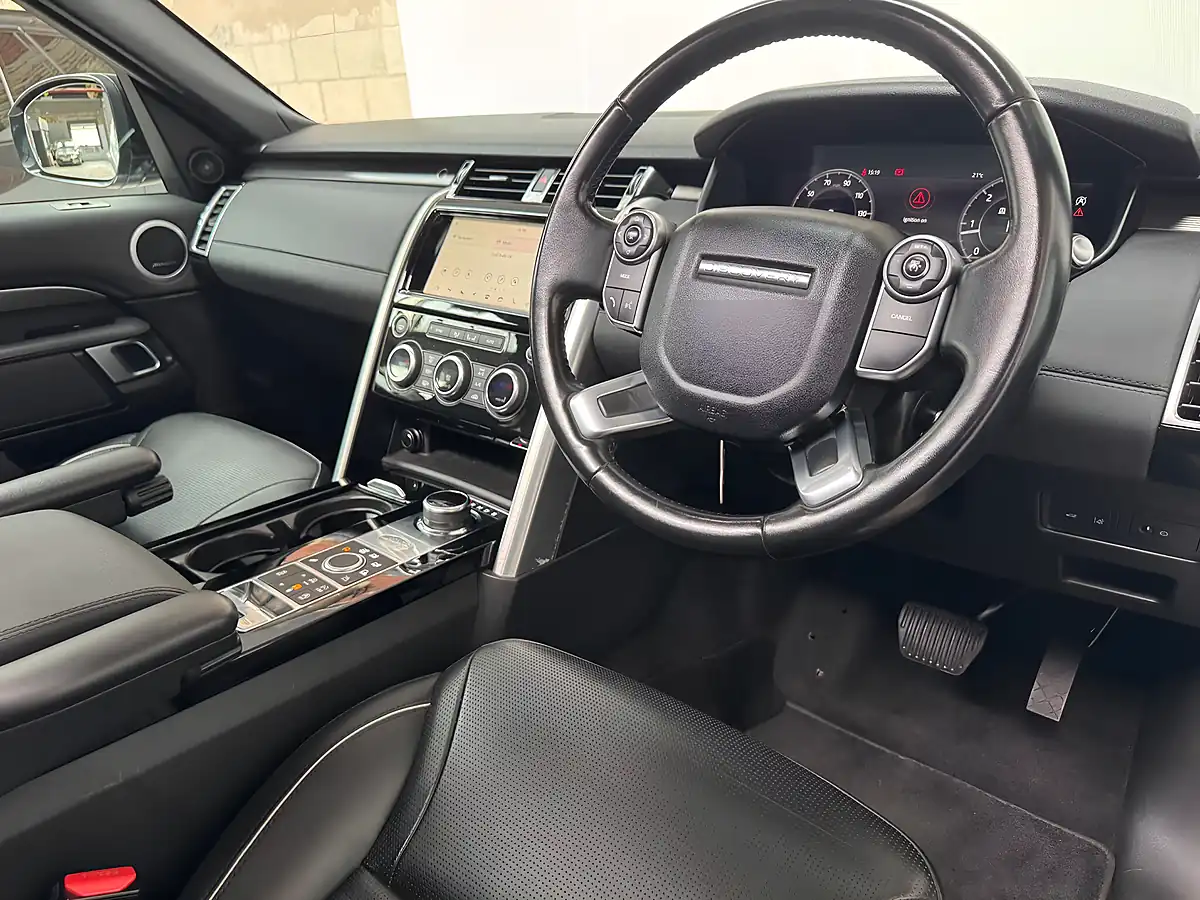 Used 2018 Land Rover Discovery Hse Silver - Interior and Exterior details 3