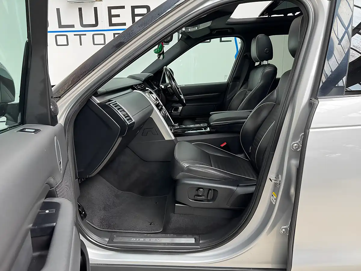 Used 2018 Land Rover Discovery Hse Silver - Interior and Exterior details 9