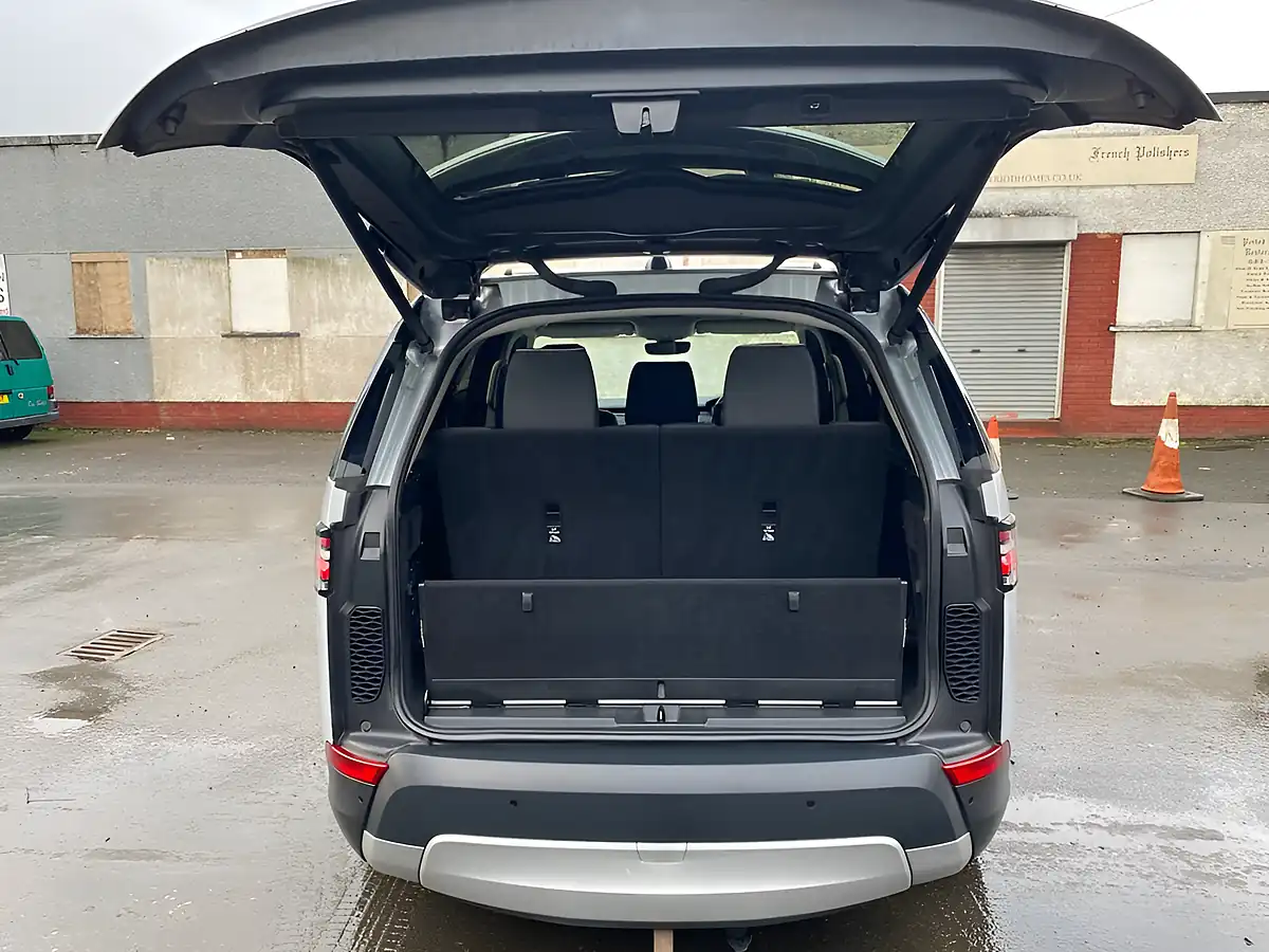 Used 2018 Land Rover Discovery Hse Silver - Interior and Exterior details 10