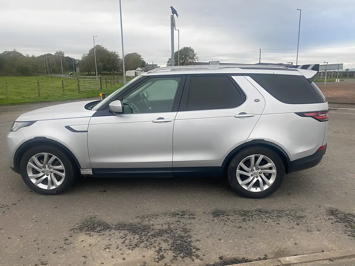 Used 2018 Land Rover Discovery Hse Silver - Interior and Exterior details 17