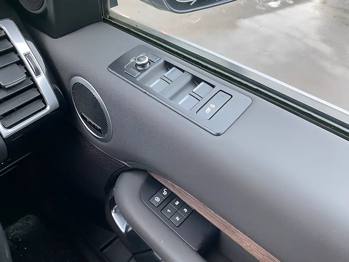 Used 2018 Land Rover Discovery Hse Silver - Interior and Exterior details 8