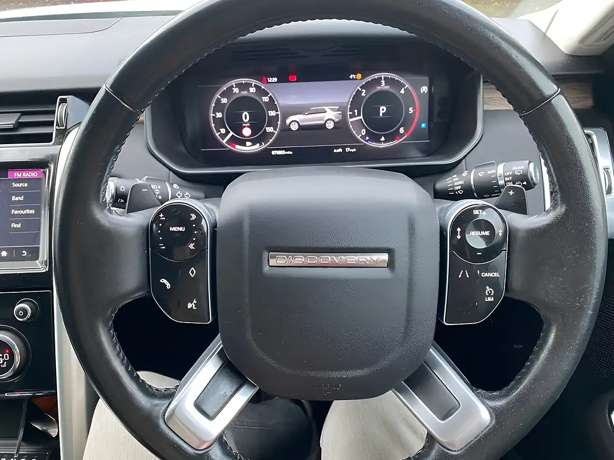 Used 2018 Land Rover Discovery Hse Silver - Interior and Exterior details 9