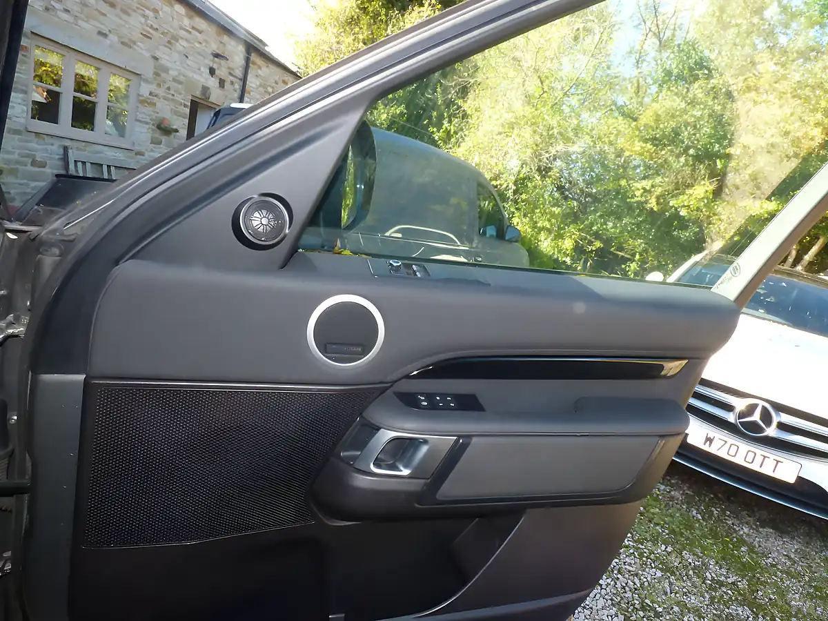 Used 2018 Land Rover Discovery Hse Silver - Interior and Exterior details 11