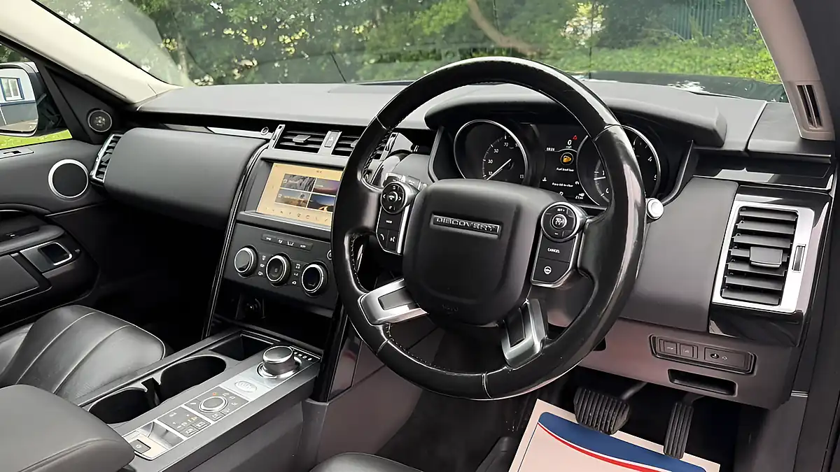 Used 2018 Land Rover Discovery Se Black - Interior and Exterior details 14